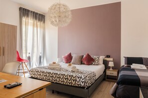 Comfort Double Room (Stanza del Sole) | Desk, laptop workspace, soundproofing, free WiFi - Benvenuti in Puglia B&B (Crispiano)