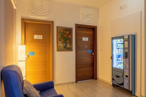 Phòng đôi tiện nghi đơn giản (Stanza del Vento) | Bàn, khu vực làm việc phù hợp cho laptop, phòng cách âm 