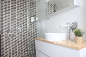 Dusche, Haartrockner, Handtücher, Seife