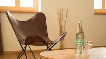 Luxe beddengoed, individueel gemeubileerd, een laptopwerkplek