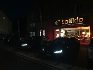 Façade de l’hébergement - soirée/nuit