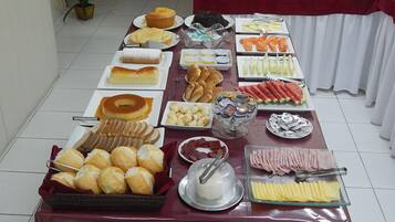 Café da manhã com buffet grátis todos os dias