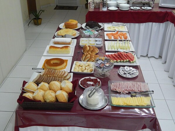 Free daily buffet breakfast  - Hotel São Judas (Jundiai)