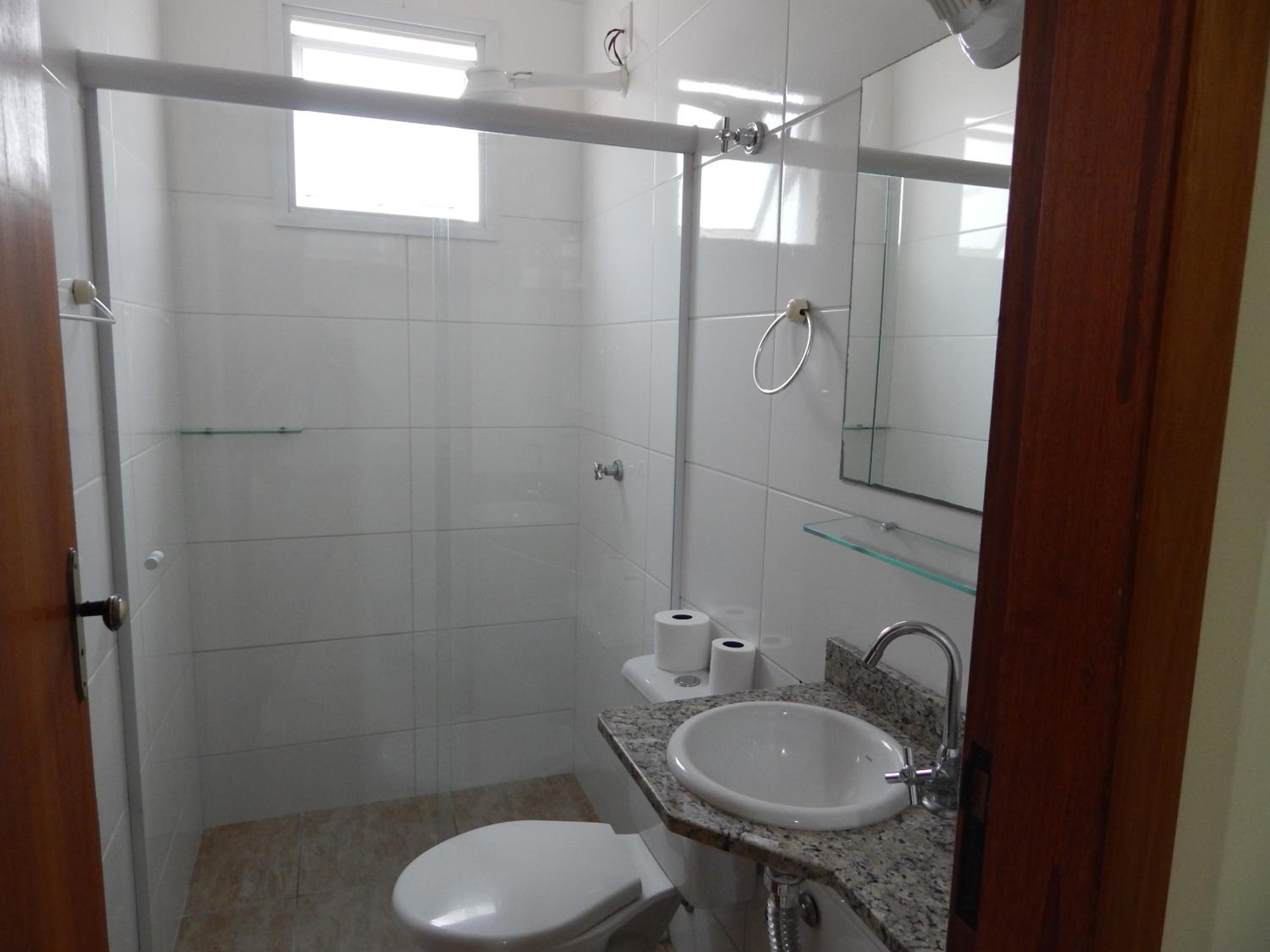 Chuveiro, secador de cabelo (mediante solicitação), toalhas de banho 
