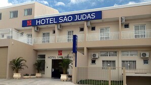 A multi-story hotel with a prominent "HOTEL SAO JUDAS" sign.