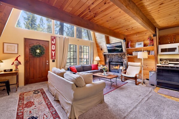 Casa, varias camas, patio, vista a la montaña (1574) | Área de sala de estar | Chimenea