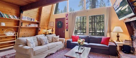 Casa, letti multipli, patio, vista montagna (1574) | Area soggiorno | Caminetto