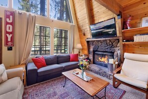 Maison, plusieurs lits, patio, vue montagne (1574) | Coin séjour