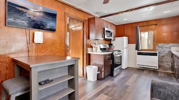 Cabaña, 1 cama King size, hidromasaje, vista a la playa (101) | Cocina privada | Cafetera y tetera