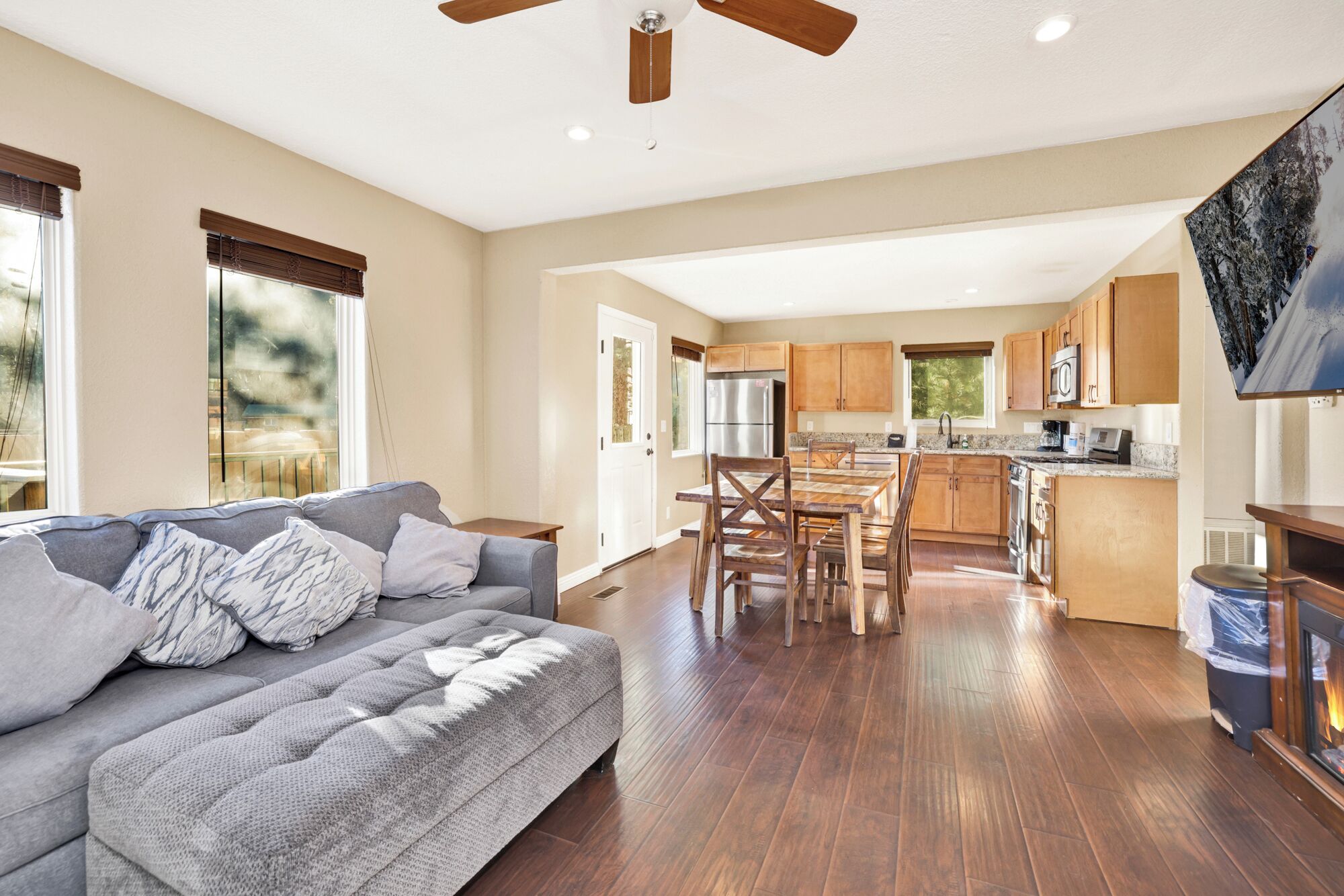 Huis, meerdere bedden, hot tub, uitzicht op bergen (1826) | Woonruimte | Een open haard