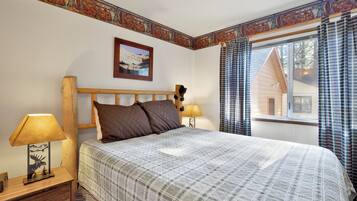 House, 2 Queen Beds, Patio, Mountain View (1529) | 2 bedrooms, individually decorated, individually furnished, bed sheets