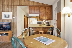 House, 2 Queen Beds, Patio, Mountain View (1529) | Dining