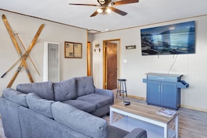 Cabin, Multiple Beds, Hot Tub, Mountain View (110) | Living area