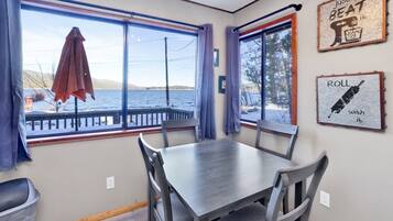 Hytte, flere senger, spabadekar, fjellutsikt (110) | Spiseområde på rommet
