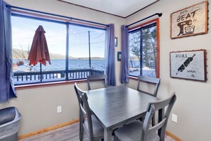 Cabin, nhiều giường, bồn tắm nước nóng, quang cảnh núi (110) | Khu vực ăn uống tại phòng