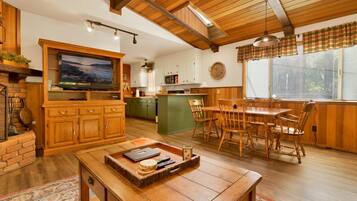 Rumah, 2 Tempat Tidur Queen, hot tub (1817) | Dapur pribadi