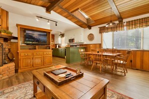 House, 2 Queen Beds, Hot Tub (1817) | Private kitchen - Moonridge Cottage #1817 (Big Bear Lake)