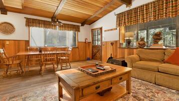 Rumah, 2 Tempat Tidur Queen, hot tub (1817) | Area keluarga | Perapian