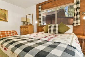 House, 2 Queen Beds, Hot Tub (1817) | 2 bedrooms, individually decorated, individually furnished, bed sheets - Moonridge Cottage #1817 (Big Bear Lake)