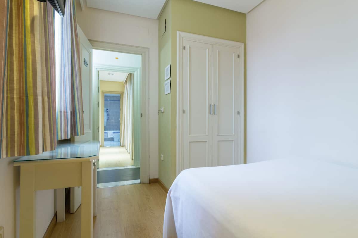 Basic Room | Meja, Wi-fi percuma, cadar katil