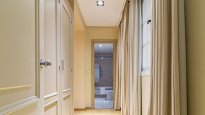 Ein Flur, am Ende ein offener Durchgang zu einem Badezimmer.