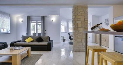 Villa with private pool, 4 bikes just 590 meters to the pebble beach