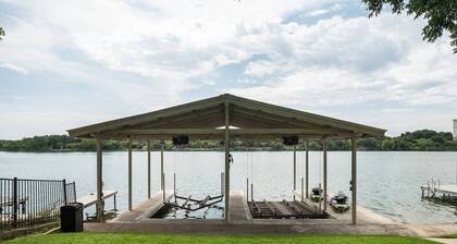 Azure 2- Lakefront w/ Shared Pool & Dog Friendly