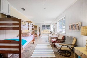 3 bedrooms, travel cot, WiFi, bed sheets - Azure 2- Lakefront w/ Shared Pool & Dog Friendly (Kingsland)