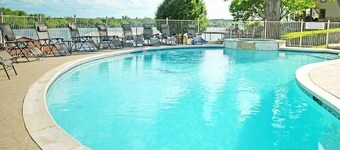 Azure 2- Lakefront w/ Shared Pool & Dog Friendly