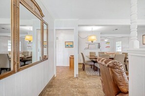 Dining - Azure 2- Lakefront w/ Shared Pool & Dog Friendly (Kingsland)