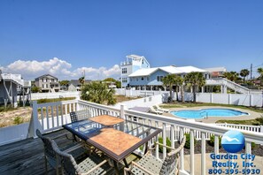 Outdoor dining - Grammie's Playhouse - Great Location with Easy Walk to Beach Access (Garden City Beach)