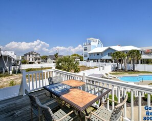 Outdoor dining - Grammie's Playhouse - Great Location with Easy Walk to Beach Access (Garden City Beach)