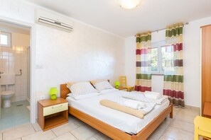 1 bedroom, desk, free WiFi, bed sheets - 700 meters to sandy beach with barbecue area (Medulin)
