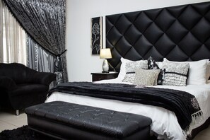 Kahden hengen deluxe-huone | Untuvapeitot, tallelokero huoneessa, yksilöllisesti sisustettu