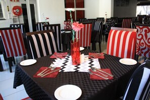 Aamiainen, lounas ja illallinen; paikallinen ja kansainvälinen keittiö 