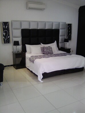 Cubrecamas y caja de seguridad en la habitación 