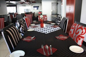 Se sirven desayunos, almuerzos y cenas; cocina local e internacional