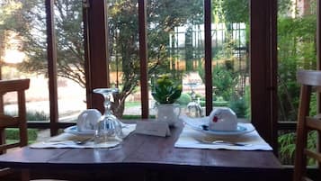 Café da manhã com buffet grátis todos os dias