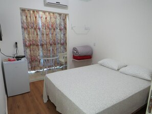 Minibar, free WiFi, bed sheets