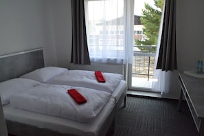 Habitación clásica con 1 cama doble o 2 individuales | Escritorio, sistema de insonorización, wifi gratis y ropa de cama