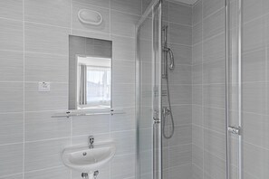 Een douche, gratis toiletartikelen, een haardroger, handdoeken