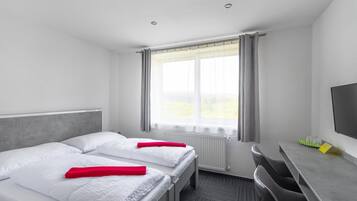 Escritorio, insonorización, wifi gratis y ropa de cama