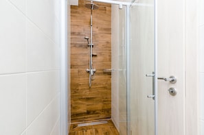 Dusche, Haartrockner, Handtücher