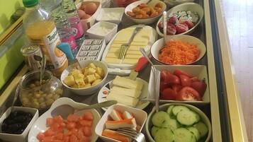 每日供应自助式早餐(每人 EUR 10.5)