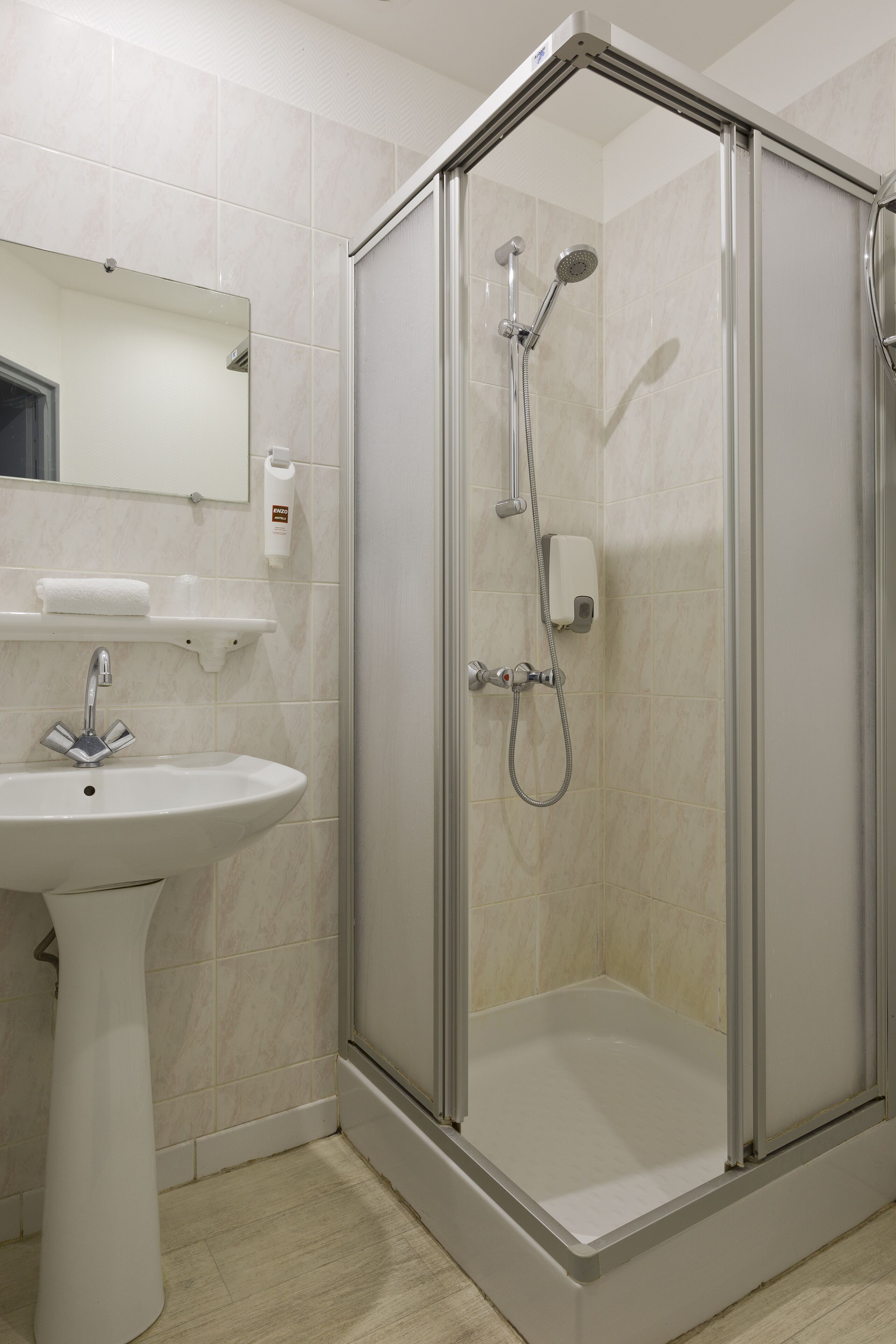 triple room | bathroom shower
