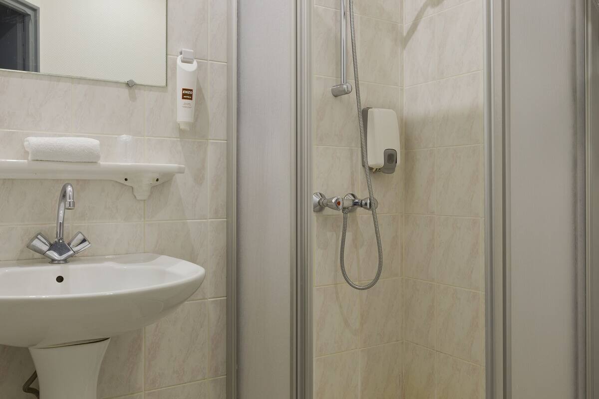 triple room | bathroom shower