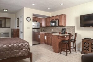 Deluxe Studio Suite | Iron/ironing board, free WiFi