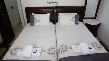 Habitación con 2 camas individuales | Caja fuerte, decoración individual, mobiliario individual y escritorio