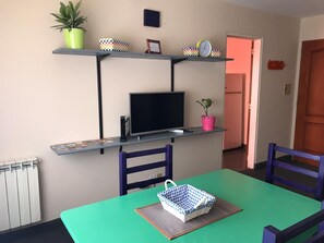 Departamento | Área de sala de estar | Televisión de pantalla plana de 32 pulgadas con canales por cable 
