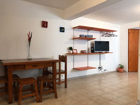 Departamento estándar | Área de sala de estar | Televisión de pantalla plana de 32 pulgadas con canales por cable 
